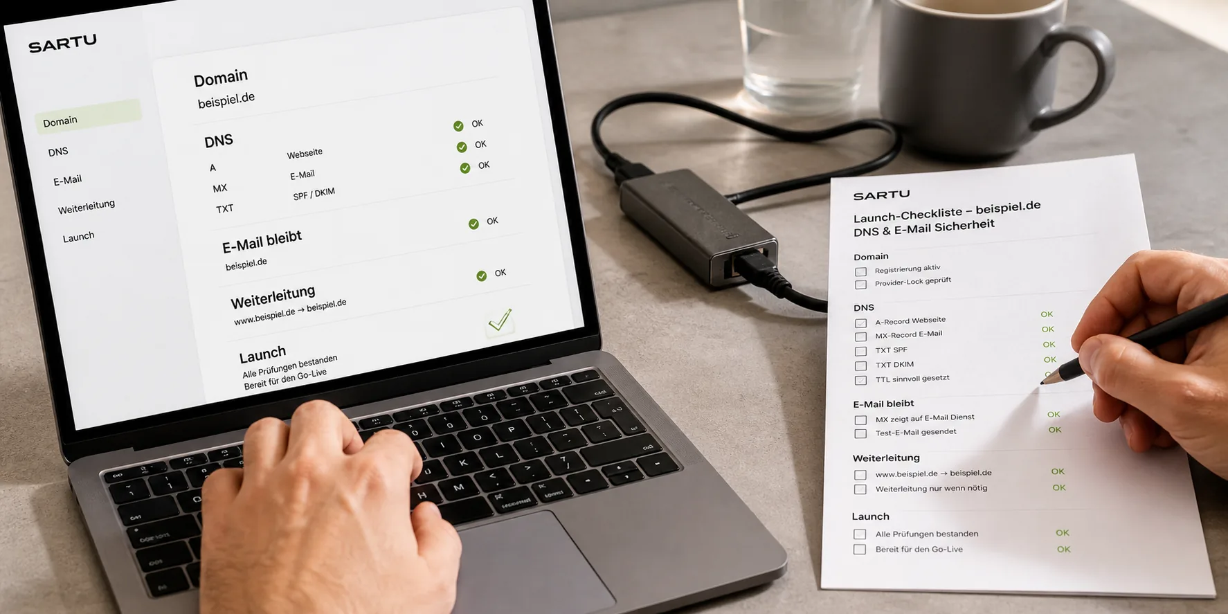 Hände an Unterlagen zu Domain, DNS, E-Mail und Weiterleitung